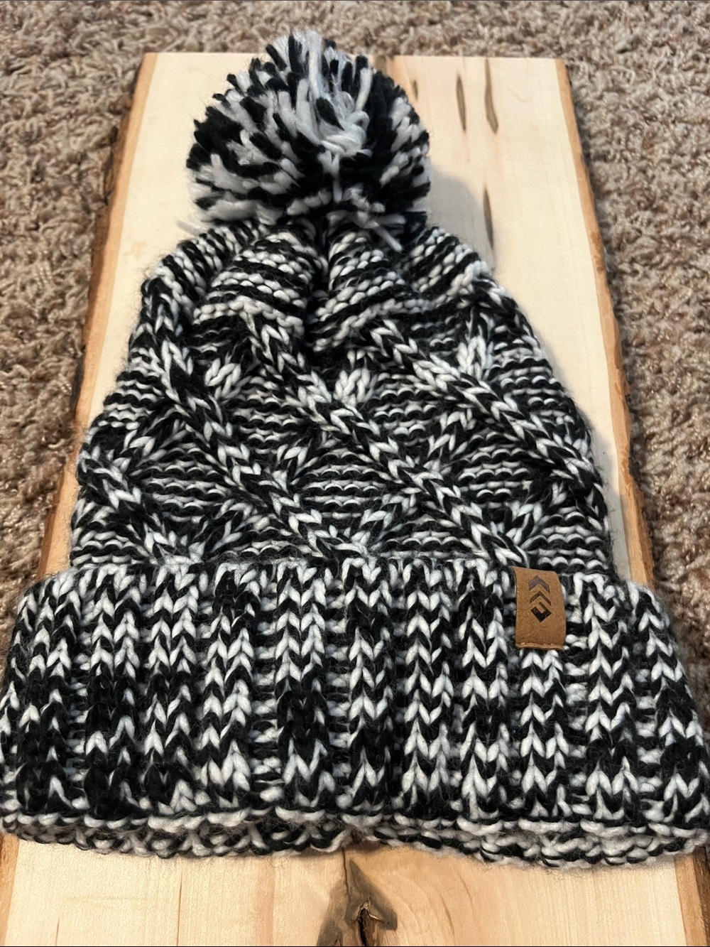 Free Country Women’s Black and White Beanie